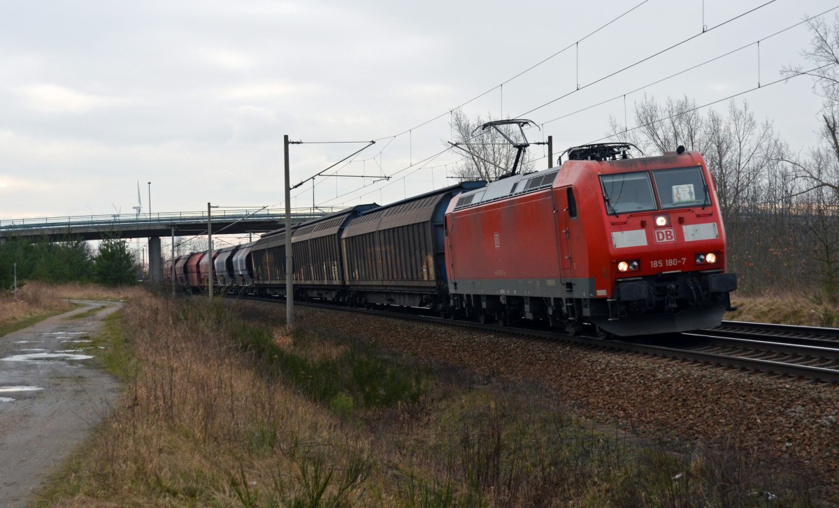 Mit einer Art Osterdeko geschmückt rollte 185 180 am 03.02.15 durch Petersroda Richtung Bitterfeld. Am haken hatte sie einen gemischten Güterzug aus Engelsdorf.