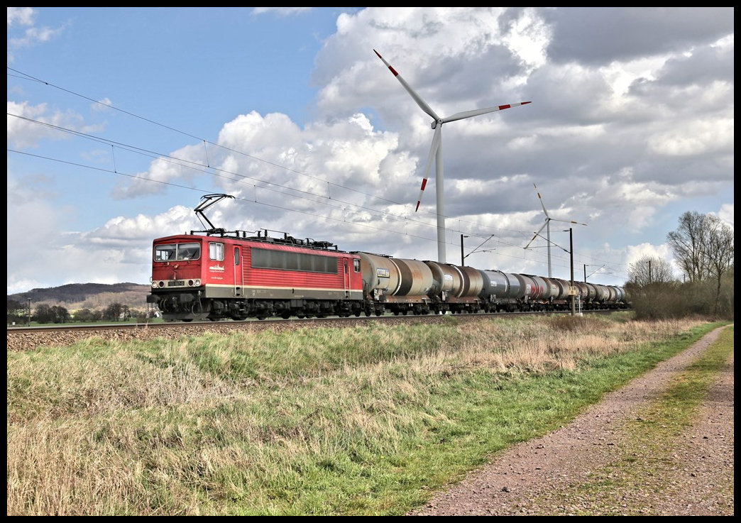 Mit der Aufschrift Leipziger Dampf Kultur kam am 5.4.2023 um 15.32 Uhr die 155167-0 mit einem Kesselwagen Zug aus Richtung Löhne an den Windrädern bei Wissingen vorbei.