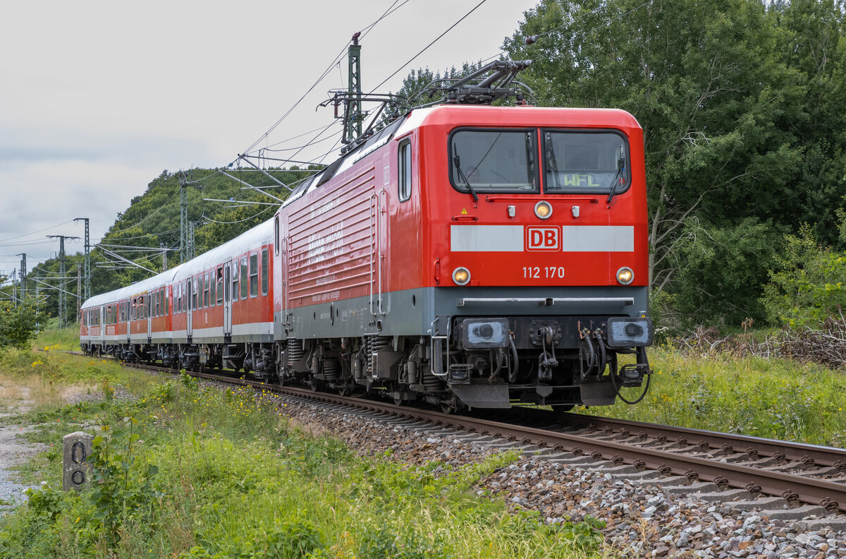 Mit einer Auslastung von bloß 26 Fahrgästen (Wegen des 9€ Tickets?) hat WFL erstmal Respekt verdient diesen Sonderzug überhaupt von Potsdam nach Binz fahren zu lassen. Zuglok war die 112 170 aus dem DB Mietpool. Aufgenommen in Lietzow am 23.07.2022.
