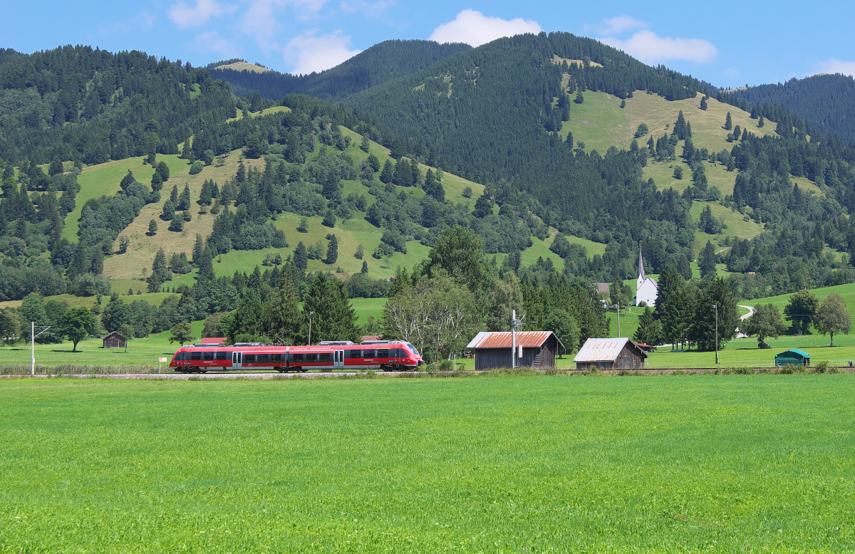 Mit der Bahn in den Bergen. Ein 442er ist als RB Murnau - Oberammergau unterwegs. In wenigen Minuten wird der Triebwagen Unterammergau erreichen. 07.08.2017