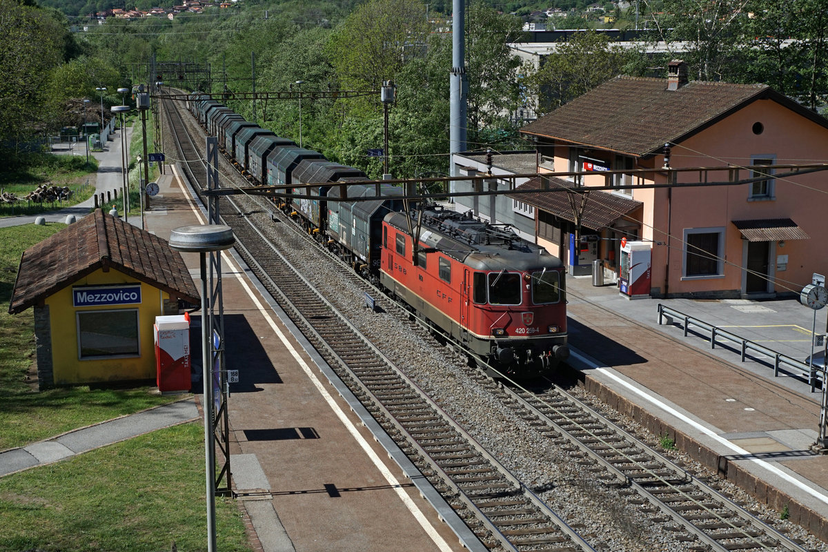 Mit der baldigen Eröffnung des Ceneri-Basistunnels heisst es Abschied nehmen von der Ceneri Bergstrecke (26 Promille).
Anlässlich der gemütlichen Fotoexkursion mit Peter Ackermann und Horst Lüdicke freute ich mich besonders über die wenigen mit SBB Lokomotiven bespannten Güterzüge.
Blockgüterzug mit der Re 420 259-4 bei der Durchfahrt der abgelegenen Station Mezzovico am 6. Mai 2019.
Foto: Walter Ruetsch 