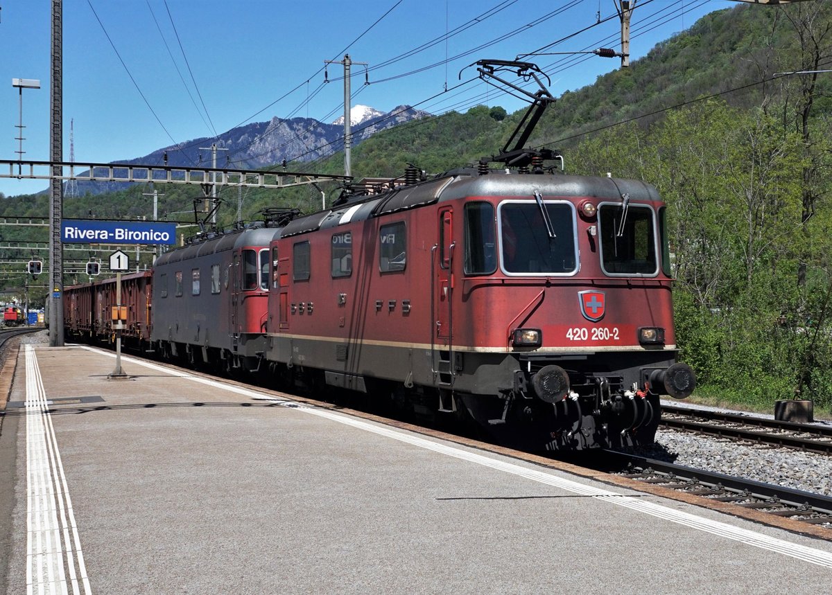 Mit der baldigen Eröffnung des Ceneri-Basistunnels heisst es Abschied nehmen von der Ceneri Bergstrecke (26 Promille).
Anlässlich der gemütlichen Fotoexkursion mit Peter Ackermann und Horst Lüdicke freute ich mich besonders über die wenigen mit SBB Lokomotiven bespannten Güterzüge.
Re 10/10 beim Passieren des Bahnhofs Rivera-Bironico am 6. Mai 2019. An der Spitze dieses Zuges war die Re 420 260-2 eingereiht.
Foto: Walter Ruetsch 