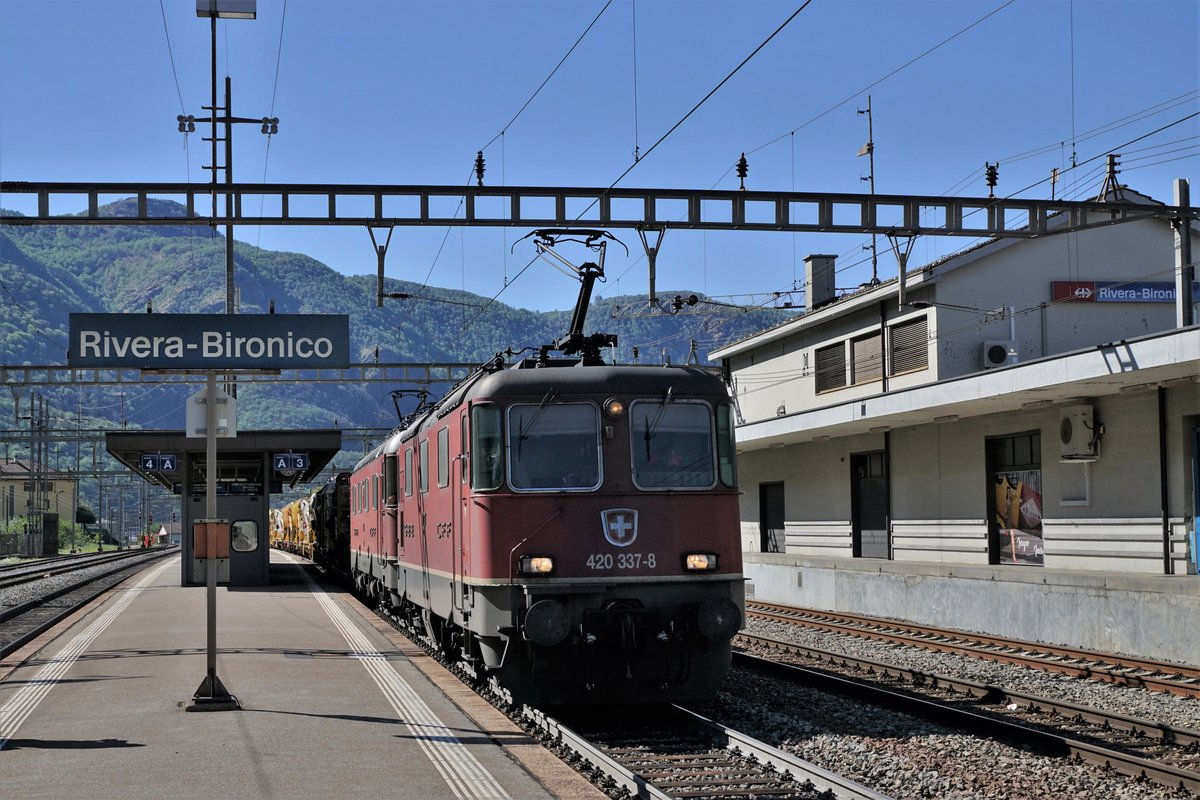 Mit der baldigen Eröffnung des Ceneri-Basistunnels heisst es Abschied nehmen von der Ceneri Bergstrecke (26 Promille).
Anlässlich der gemütlichen Fotoexkursion mit Peter Ackermann und Horst Lüdicke freute ich mich besonders über die wenigen mit SBB Lokomotiven bespannten Güterzüge.
Re 10/10 beim Passieren des Bahnhofs Rivera-Bironico am 6. Mai 2019. An der Spitze dieses Zuges war die Re 420 337-8 eingereiht.
Foto: Walter Ruetsch 