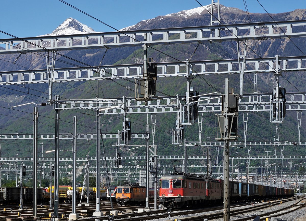 Mit der baldigen Eröffnung des Ceneri-Basistunnels heisst es Abschied nehmen von der Ceneri Bergstrecke (26 Promille).
Anlässlich der gemütlichen Fotoexkursion mit Peter Ackermann und Horst Lüdicke freute ich mich besonders über die wenigen mit SBB Lokomotiven bespannten Güterzüge.
Im Rangierbahnhof Bellinzona-San Paolo warteten am 6. Mai 2019 zum Zeitpunkt dieser Aufnahme gleich zwei Güterzüge auf die Weiterfahrt in den Süden.
Erkennbar ist die Re 420 320-4 sowie ein  Zänerpäckli/Re 10/10) mit der Re 620 071-7.
Fotostandort: Öffentliche Strasse. Bildausschnitt Fotoshop.
Foto: Walter Ruetsch 