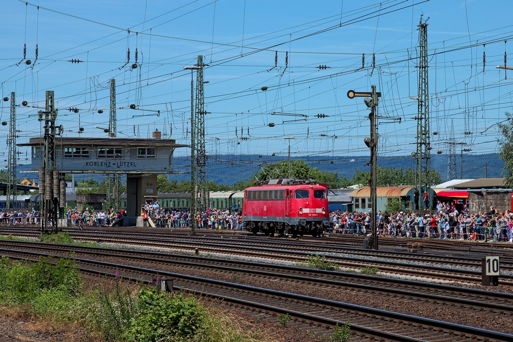 Mit der Baureihe 103 sollten erstmals 200 km/h erreicht werden. Um Geschwindigkeiten in dieser damals neuen Dimension zu erproben, wurde u.a. die 110 300 modifiziert. Entsprechend begann man auch mit ihr am 14.6.2015 in Koblenz-Lützel die Lokparade zum Thema  50 Jahre Baureihe 103 