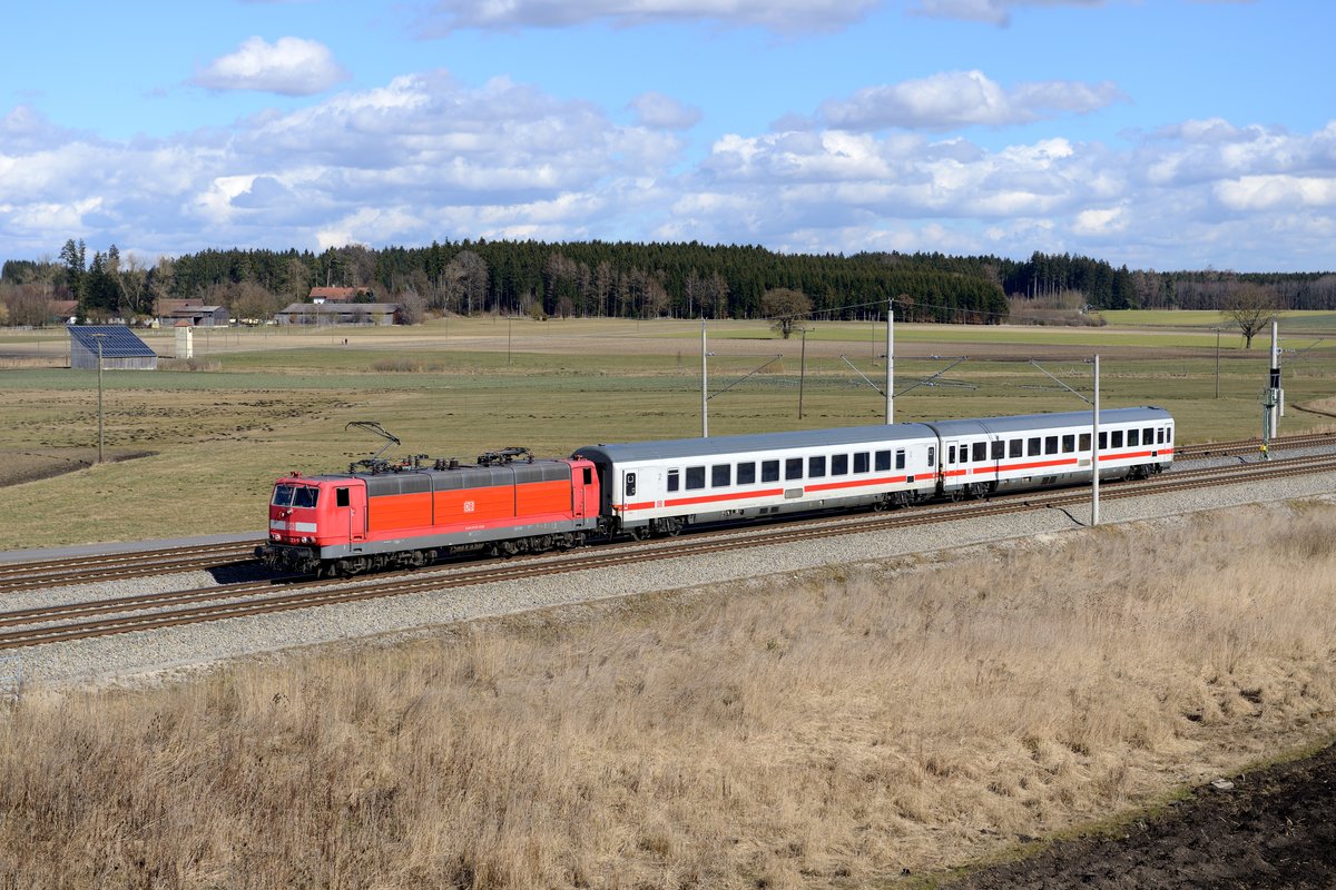 Mit der Baureihe 181.2 planmäßig nach München? Eigentlich unvorstellbar, doch für wenige Monate gab es das tatsächlich! Mit dem PbZ 2461 kam in den ersten Monaten des Jahres 2014 eine 181.2 donnerstags nach München Pasing Pbf, übernachtete dort im Bh München West und am Folgetag ging es mit dem PbZ 2460 zurück nach Stuttgart. Diese Leistung war allerdings schwierig umzusetzen, denn besonders  gut im Licht  verkehrte sie nicht und oft fuhr die 181.2 vor Plan und als Lz. Am 28. Februar 2014 hatte 181 223 aber wenigstens zwei IC Wagen im Schlepp und konnte zur Planzeit bei Hattenhofen abgelichtet werden.