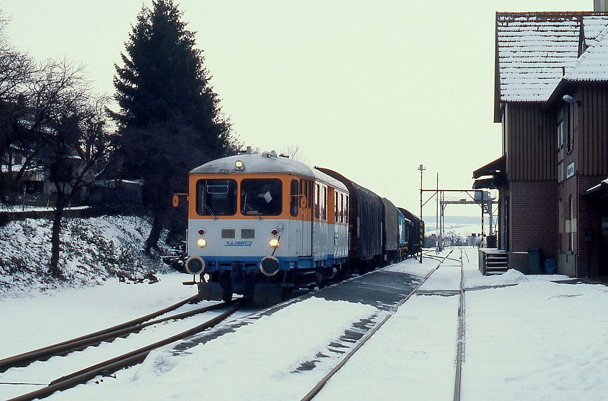 Mit einer beachtlichen Anzahl Güterwagen im Schlepp wartet der T 04 im Februar 1992 im Bahnhof Vaihingen (Enz) auf die Weiterfahrt nach Vaihingen (Enz) Nord