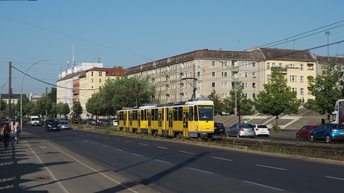 Mit Beginn der Schulzeit 2020/21 fahren auch wieder Tatra-Wagen (KT4D) auf der Verstärkerlinie M6E zwischen Marzahn und Friedrichshain.
(danke an berlin-straba.de!)
Hier zu sehen im morgendlichen Berliner Berufsverkehr Wagen 6004 + 6041 auf Höhe der S-Bahnhaltestelle  Landsberger Allee .

Berlin, der 11.08.2020