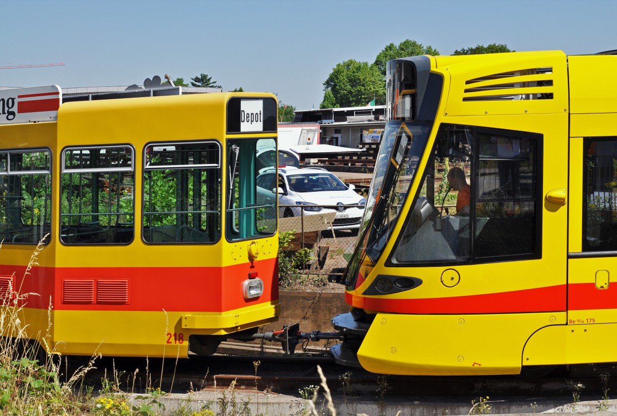 Mit den beiden be 4/8 217 und 218 wird der Tango 175 gekuppelt und anschließend vom Eisenbahnwagen gezogen. Die Aufnahme stammt vom 01.07.2015.