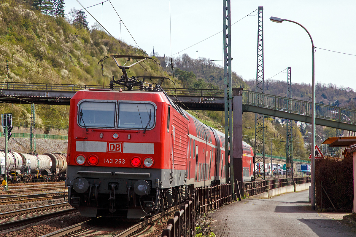 
Mit beiden gehobenen Stromabnehmern ist schon bei Wechselstrom (15 kV 16,7 Hz) sehr ungewöhnlich....
Die 143 263-2 (91 80 6143 263-2 D-DB) der DB Regio Südwest erreicht gleich, mit dem RB 27  Rhein-Erft-Bahn  (Mönchengladbach - Köln - Bonn-Beuel - Neuwied - Koblenz Hbf), den Bahnhof Linz am Rhein, hier am 12.04.2015. 

Die Lok wurde 1987 bei LEW (VEB Lokomotivbau Elektrotechnische Werke Hans Beimler Hennigsdorf) unter der Fabriknummer 20146 gebaut und als DR 243 263-1an die Deutsche Reichsbahn geliefert, 1992 erfolgte die Umzeichnung in DR 143 263-2 und zum 01.01.1994 in DB 143 263-2. 