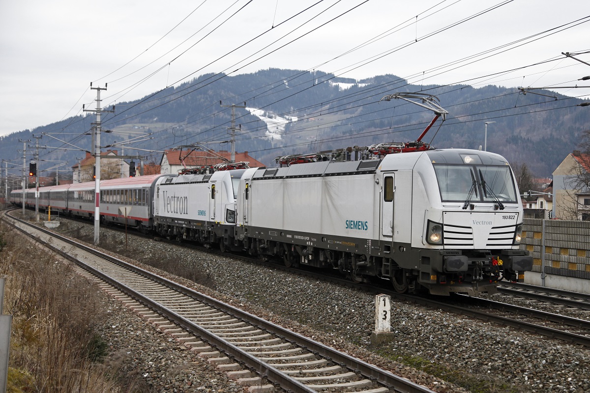 Mit den beiden Siemens - Vectron 193 822 und 193 901 wurden am Wochenende Meßfahrten in Österreich durchgeführt. Das Bild zeigt genannten Zug in der Abzweigung Bruck/Mur Stadtwald am 16.02.2014. Das Gleis vor dem Zug ist das direkte Schleifengleis Richtung Graz. Die beiden anderen Gleise führen zum Bahnhof Bruck/Mur.