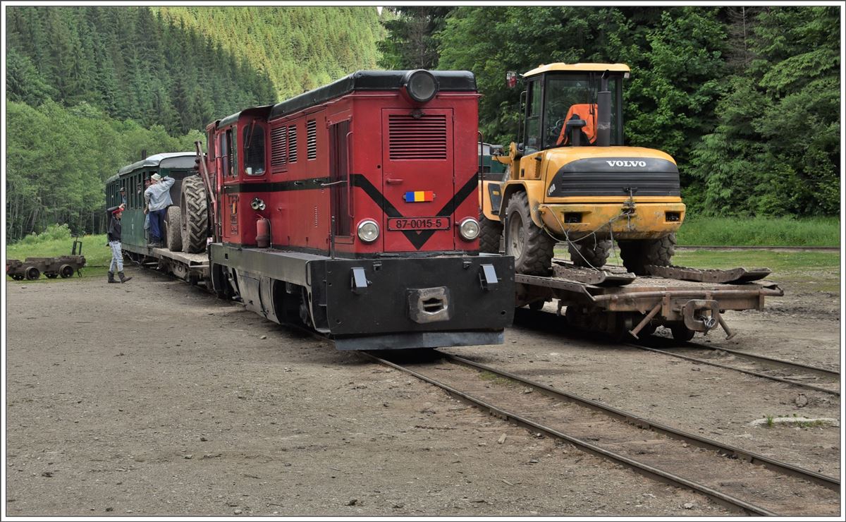 Mit den beiliegenden Blechen, die an der Stirnseite der Flachwagen eingehängt werden, kann der Bagger später entladen werden. (12.06.2017)