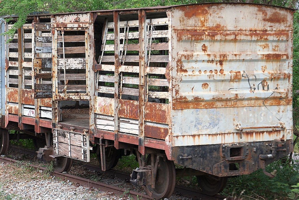 Mit bereits unlesbaren Anschriften stand am 27.März 2025 dieser ร.ส. (ร.ส.=C.W./Cattle Wagon) in der Ban Plu Ta Luang Station.