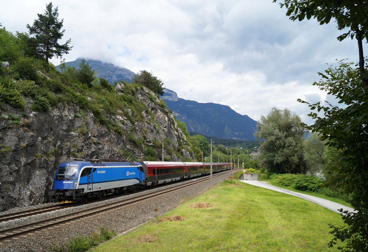 Mit einer besonderen Bespannung war der RJX 860 am 14. August 2019 unterwegs. Die tschechische 1216 233 führt ihre Leistung kurz vor Jenbach Richtung Bregenz. Interessantes Detail am Rande: Bei der eingesetzten Garnitur handelt es sich um die erst vor kurzer Zeit entklebte  Ski Austria -Garnitur mit der Nummer 51.