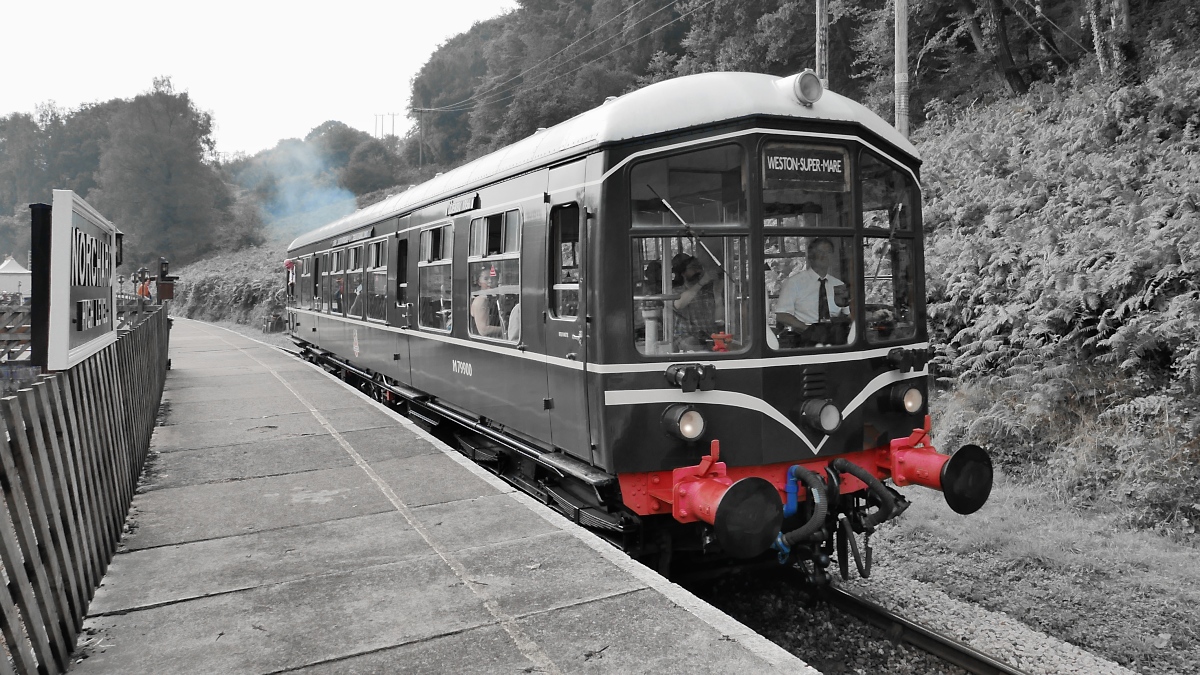 Mit blauem Rauchwölkchen verlässt der Triebwagens M79900, ein British Rail Derby Lightweight, den Bahnhof Norchad High Level der Dean Forest Railway Richtung Parkend, 14.9.2016