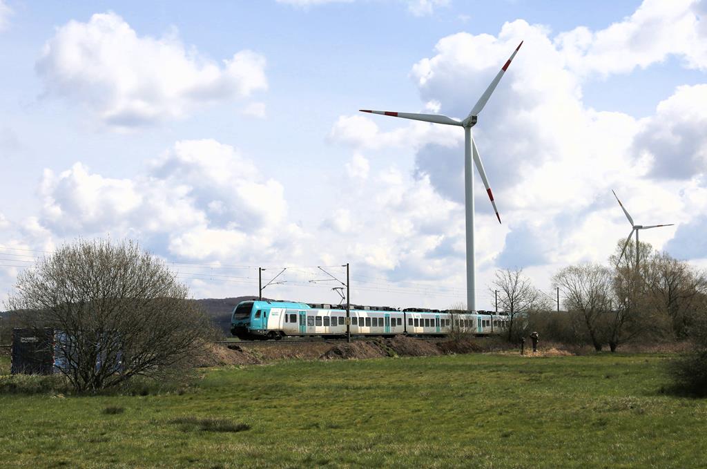 Mit Blick auf die beiden Windräder bei Westerhausen ist hier am 15.4.2021 nur ein kurzer Gleisbereich frei, um den um 12.22 Uhr in Richtung Osnabrück fahrenden ET der Eurobahn im Bild fest zu halten.
