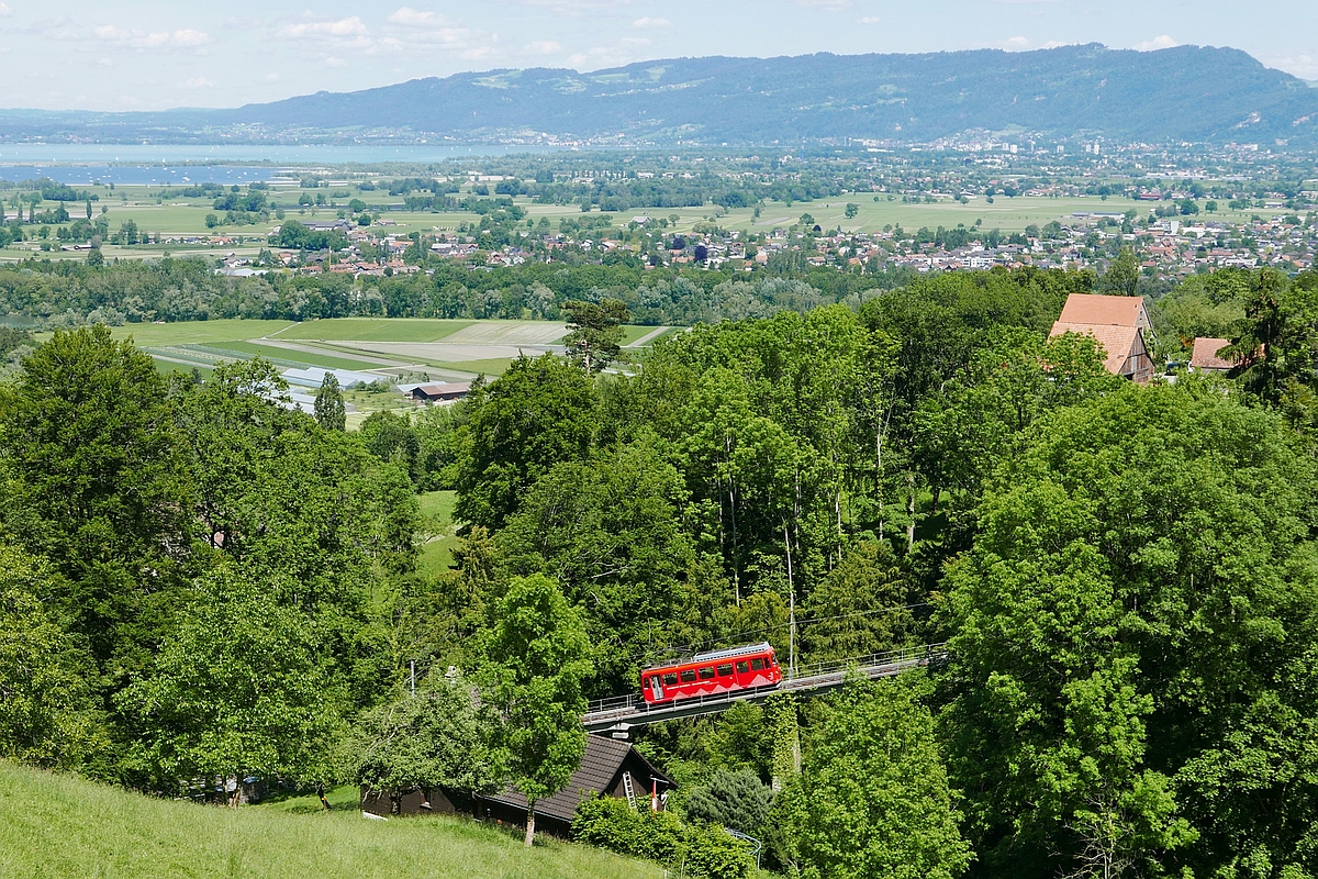 Mit Blick auf die Bregenzer Bucht des Bodensees und den dahinter liegenden Pfänder fährt der Triebwagen der Bergbahn Rheineck-Walzenhausen in wenigen Minuten in die auf 672 m.ü.M liegende Endstation (01.06.2019).