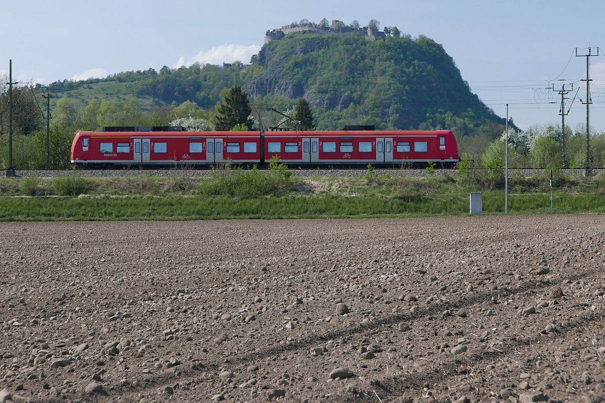 Mit Blick auf die größte begehbare Burgruine Deutschlands auf einem der höchsten Hegauvulkane fährt kurz nach dem Start in Singen (Hohentwiel) RB 19742 mit dem Ziel Schaffhausen am Singener Hausberg vorbei (21.04.2018).