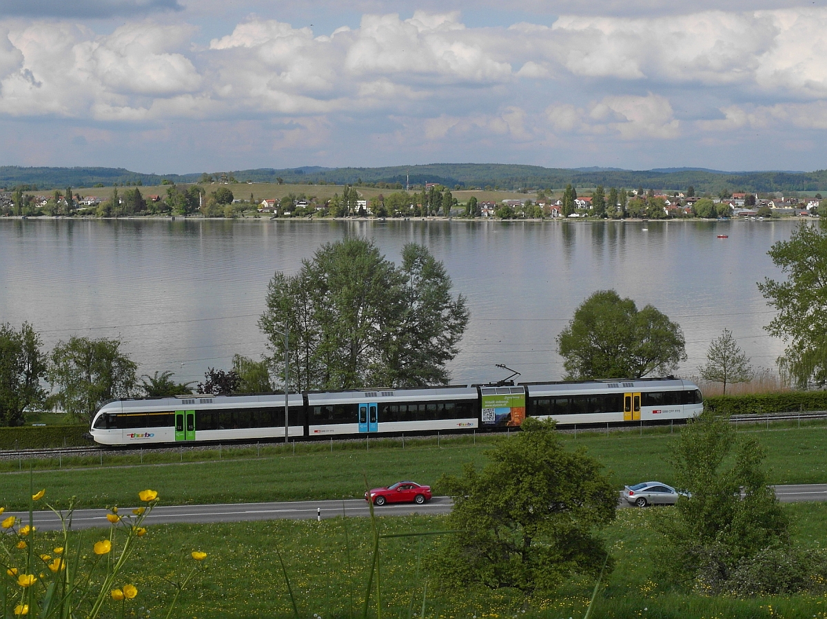 Mit Blick auf die Insel Reichenau fährt zwischen Ermatingen und Mannenbach S8 23857 von St. Gallen kommend nach Schaffhausen (26.04.2014).