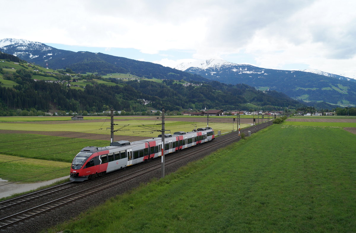 Mit Blick auf die umliegenden Berge konnte am 18. Mai 2019 bei Vomp auch der 4024 059-0 angetroffen werden, als er sich als REX 5351 auf der Fahrt vom Brenner nach Kufstein befand.