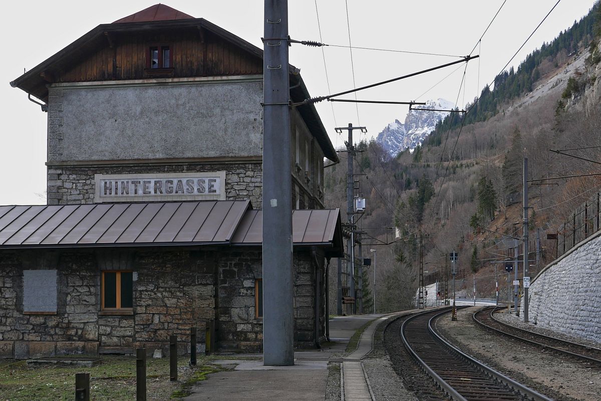 Mit Blick in Richtung Braz, das Gebäude des ehemaligen Bahnhofs Hintergasse an der Arlbergbahn Westrampe am 27.02.2016