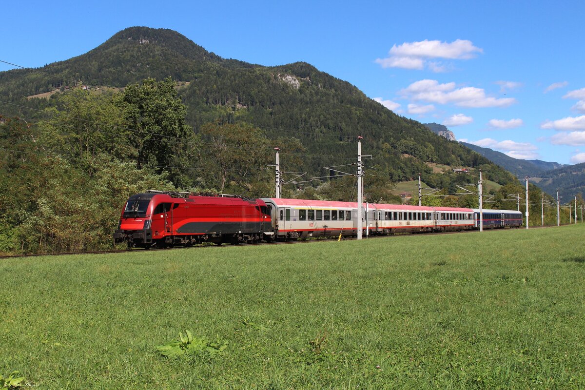 Mit der blitzblanken 1216 019 rollt der IC535 von Wien Hbf nach Graz Hbf kurz vor Frohnleiten bei Peugen seinem Ziel entgegen.
Der 1221m hohe Schifffall (links) erhebt sich hier gemeinsam mit dem Kreuzkogel aus dem mittleren Murtal.