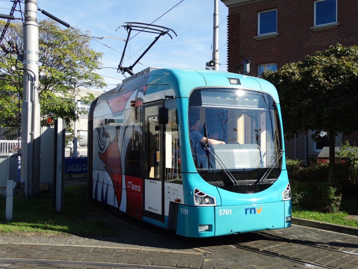 Mit dieser Bombardier Variobahn konnte man am 18.10.14 in Mannheim zum Tag der Offenen Tür in RNV Betriebshof selber fahren 