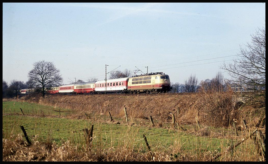 Mit einer bunten IC Wagengarnitur ist hier 103213 am 11.3.1994 mit dem IC 737 Karolinger nach Hamburg zu sehen. Der Zug erreicht hier um 10.18 Uhr gerade Niedersachsen am Ortsrand von Hasbergen.