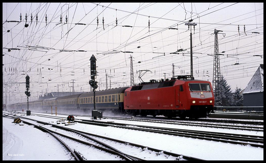 Mit einer bunten Wagengarnitur fährt hier am 13.2.1991 um 9.40 Uhr die 120136 mit dem IC 815 MERCATOR nach Stuttgart in den Hauptbahnhof Osnabrück ein. 