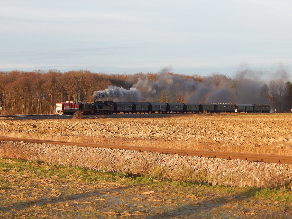 Mit ca. 3 Stunden Verspätung kam dann der Sonderzug nach Warstein doch noch mit der Dampflok 78 468. Nach dem das Wasser ausging kam die V36 412 vor dem Zug und zog ihn bis später die WLE 44 nochmals vor die V36 412 das Gespann für die Steigung bis Warstein verstärkte. Hier durchfährt der Zug gerade Anröchte.

Anröchte 09.01.2016