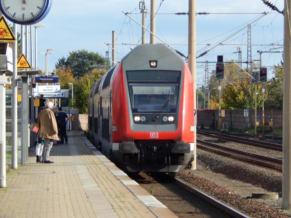 Mit ca. 5min Verspätung kommt der RE1 in den Bahnhof Langerwehe eingefahren und fährt danach weiter nach Aachen. Schublok war die 120 207.

Langerwehe 26.10.2014
