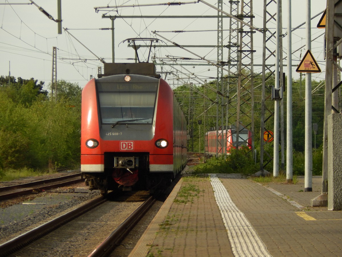 Mit ca. 70min Verspätung kam 425 608-7 als RE8 in Grevenbroich eingefahren. Die Verspätung hatte zur Folge dass der RE8 nur bis Linz am Rhein statt wie planmäßig bis Koblenz fuhr. Im Hintergrund ist der mit nur ca. 5min verspätete Gegenzug nach Mönchengladbach Hbf zu sehen.

Grevenbroich 11.05.2015