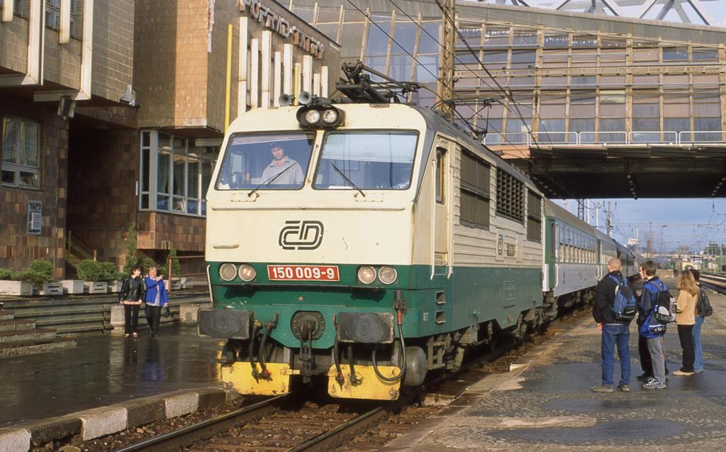Mit der CD 150009 fuhr eine Fremdlok nahezu quer durch das Nachbarland Slowakei.
Die Lok hlt hier am 2.5.2003 um 7.03 Uhr mit dem Intercity  Laborec  nach
Humene im Bahnhof Poprad Tatry.