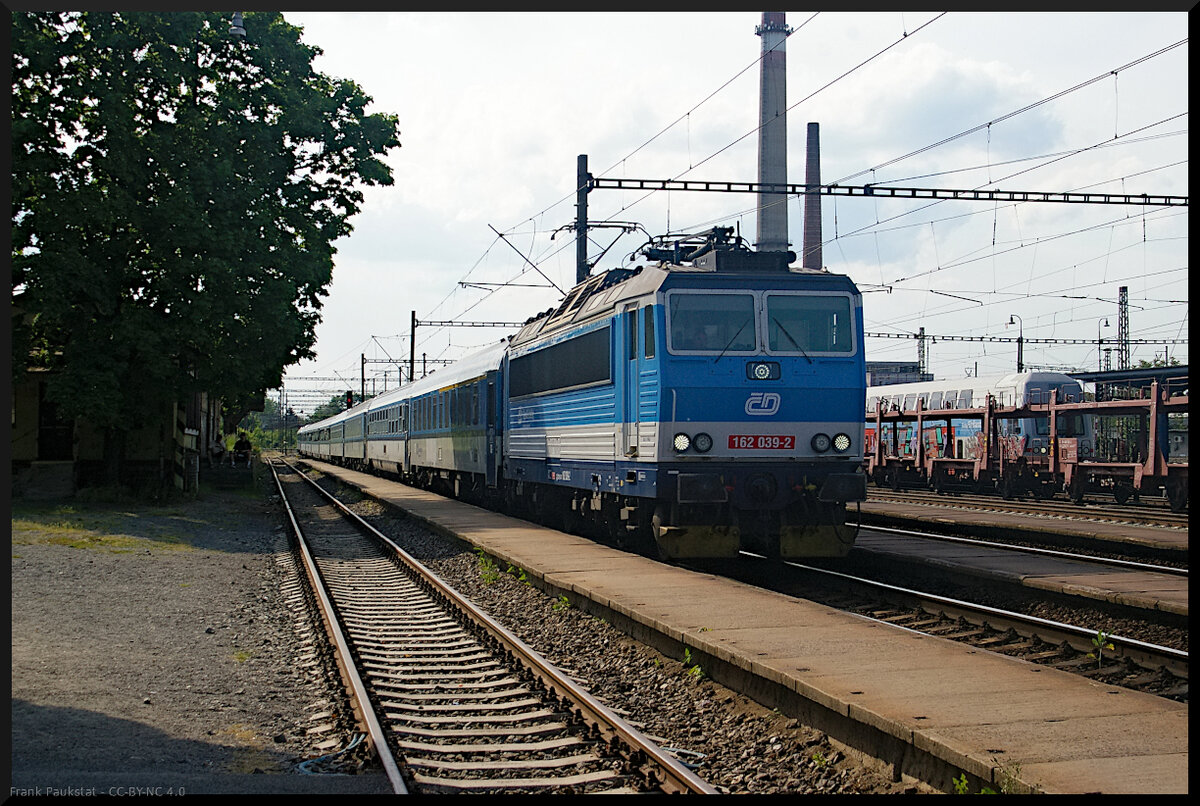 Mit CD 162 039 und R 931 Krakonos ging die Fahrt weiter Richtung Jaroměř. Hier bei der Einfahrt in den Bahnhof Nymburk.

Nymburk, 20.05.2022
CZ-CD 91 54 7 162 093-2
