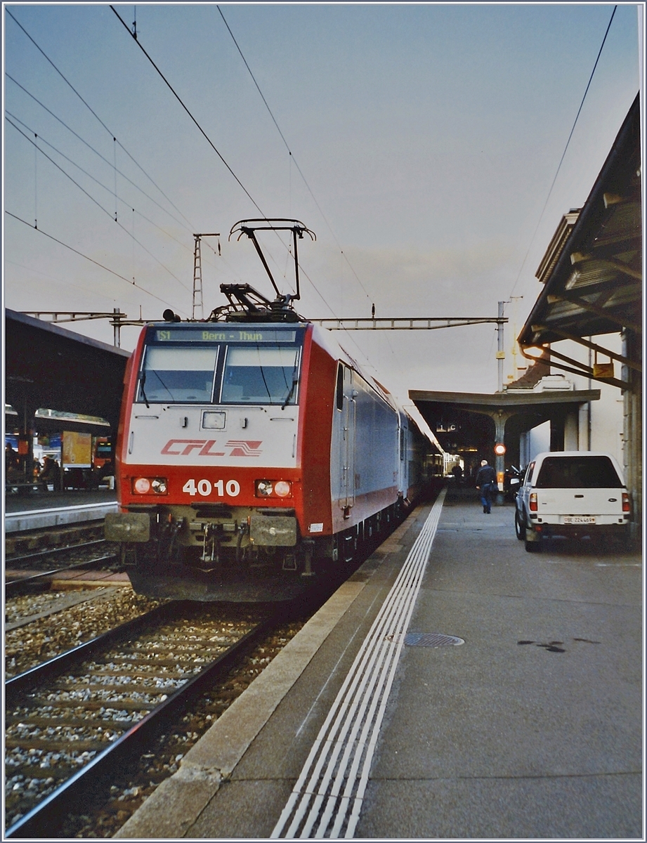Mit der CFL Lok 4010 und ihrem Doppelstockzug testete die BLS im Spätherbst 2005 die Akzeptanz der Doppelstockzüge auf der S1 Thun- Bern - Fribourg im Planverkehr; das Resultat schien zu überzeugen, heute fahren hier mit die  Mutzen  Stadler Doppelstocktriebzüge.

Im Bild die CFL 4010 beim Wenden in Fribourg.

Nov. 2005