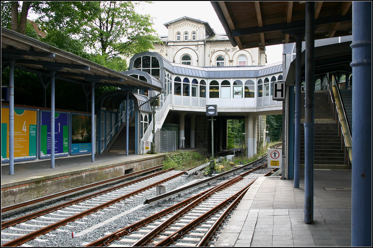 Mit Charme -

Die Architektur des S-Bahnhofes Blankenese. Dort müssen die Züge der S1 zur Weiterfahrt nach Wedel kehrt machen. 

12.08.2005 (M)