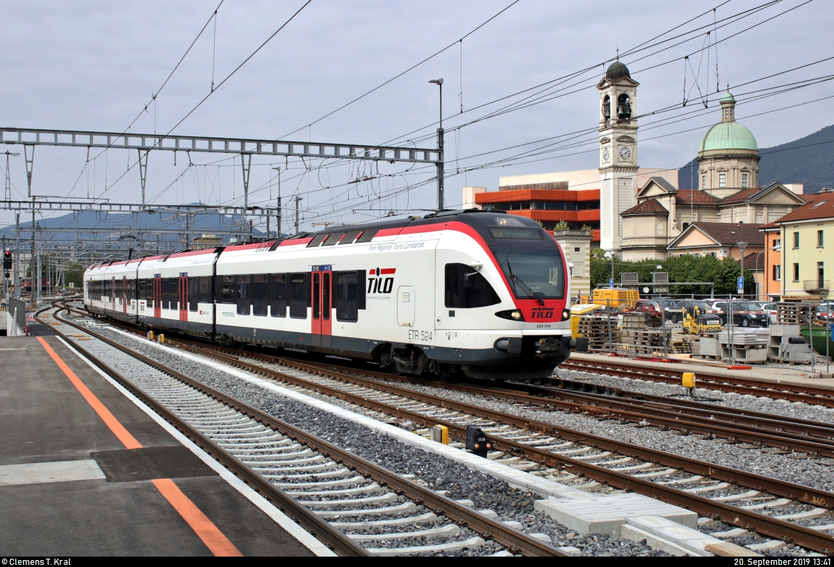 Mit der Chiesa parrocchiale San Vitale martire im Hintergrund erreicht RABe 524 014 (Stadler FLIRT) der TILO SA (SBB/TRENORD S.r.l.) als S10 von Bellinzona (CH), weiter als R 25171 (R10) nach Como S. Giovanni (I), den Bahnhof Chiasso (CH) auf Gleis 1.
[20.9.2019 | 13:41 Uhr]
