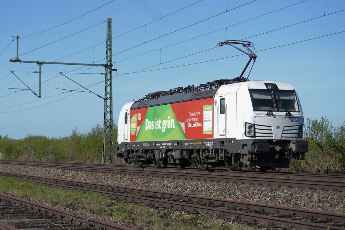 Mit  clever fahren   kann Mann Energie sparen  und dass gilt auch f�r Solofahrten, wie am 23 April 2026 DBC 193 361 beim Passage bei Diepholz reklamieren will. Das Bild wurde �brigens von offener Stelle gemacht.