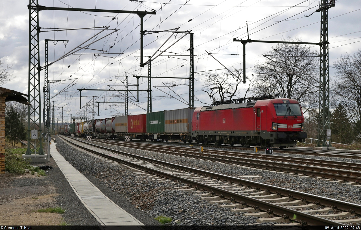 Mit Containern der Bertschi AG hat die im Bahnhof Angersdorf abzweigende 193 305 (Siemens Vectron) die Buna-Werke als Ziel bereits vor Augen.
Ich stand dort, wo der Fahrdienstleiter bis zum letzten Jahr noch residiert hat. Mit dem Abriss des Stellwerks wurde diese Fläche frei (<a href= https://www.bahnbilder.de/bild/Deutschland~Galerien~Baustellen/1278306/vde-8-komplexmassnahme-halle-rosengarten8211angersdorf9654-standort.html  target= _blank >siehe Baustellenfoto</a>).

🧰 DB Cargo
🕓 9.4.2022 | 9:48 Uhr