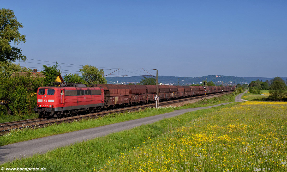 Mit CS 47928 nach Moers fährt am 13. Mai 2011 die etwas vergammelte 151 081-7 am Bahnhäuschen bei Pölling vorbei.