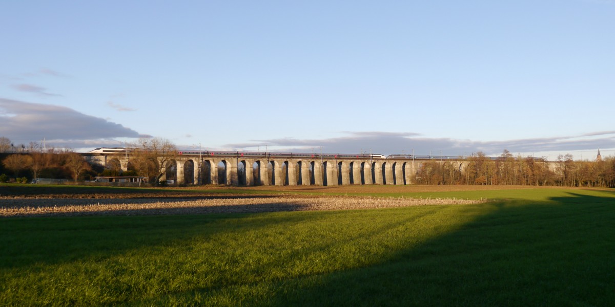 Mit Dammerkirchturmblick - Ein Doppeltraktion aus zwei TGV-SE in alter und neuer Farbgebung fährt als Zug TGV 6706 von Mulhouse nach Paris Gare-de-Lyon.
Großer Viadukt von Dannemarie (Dammerkirch auf elsässisch und deutsch) an der Strecke nach Belfort ganz im Süden des Elsass. 2013-12-08 Manspach
