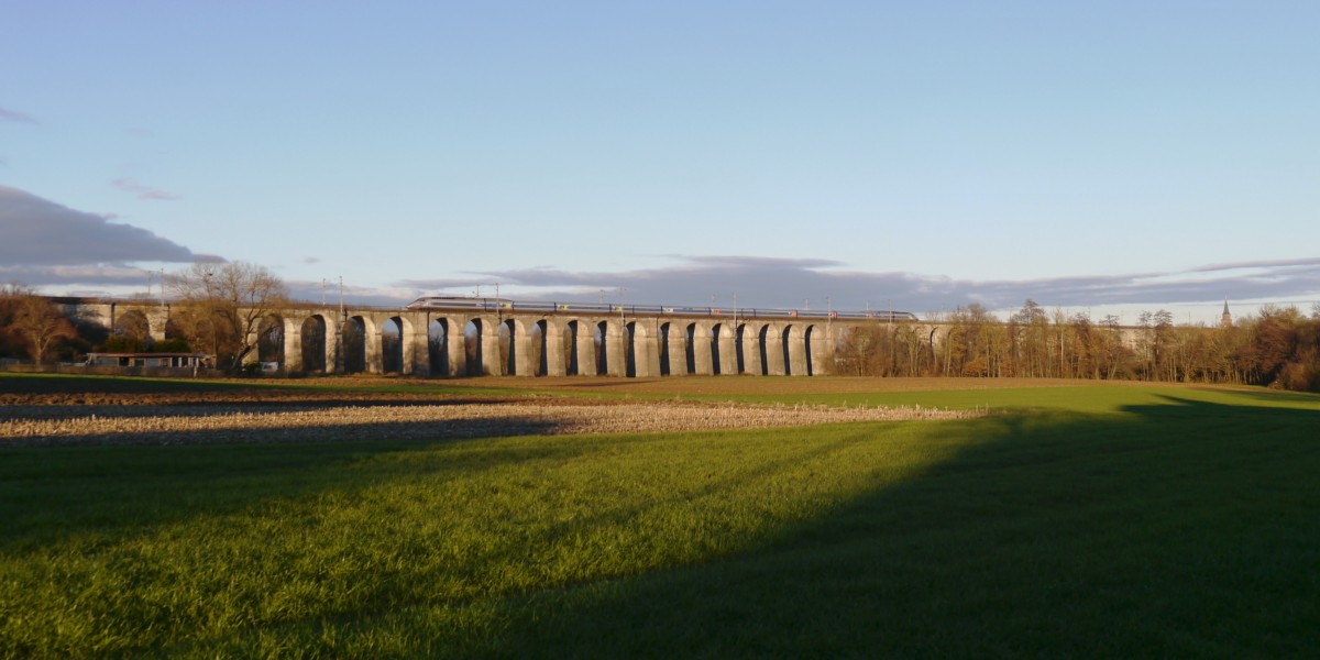 Mit Dammerkirchturmblick - Ein TGV fährt als Zug TGV 6874/6875 von Marseille nach Strasbourg. Der TGV hat zwei unterschiedliche Triebköpfe: vorne ist ein Triebkopf Typ POS und hinten einer des Typs Atlantique/
Réseau. Großer Viadukt von Dannemarie (Dammerkirch auf elsässisch und deutsch) an der Strecke nach Belfort ganz im Süden des Elsass. 2013-12-08 Manspach