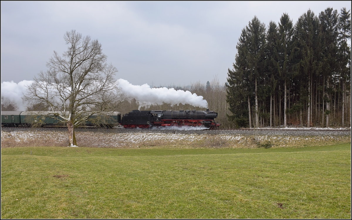 Mit Dampf zum Gotthard. 01 150 auf den letzten Steigungsmetern im Bereich der Gemeinde Kisslegg, bevor es zum Bahnhof Wolfegg wieder abwrts geht. Mrz 2018