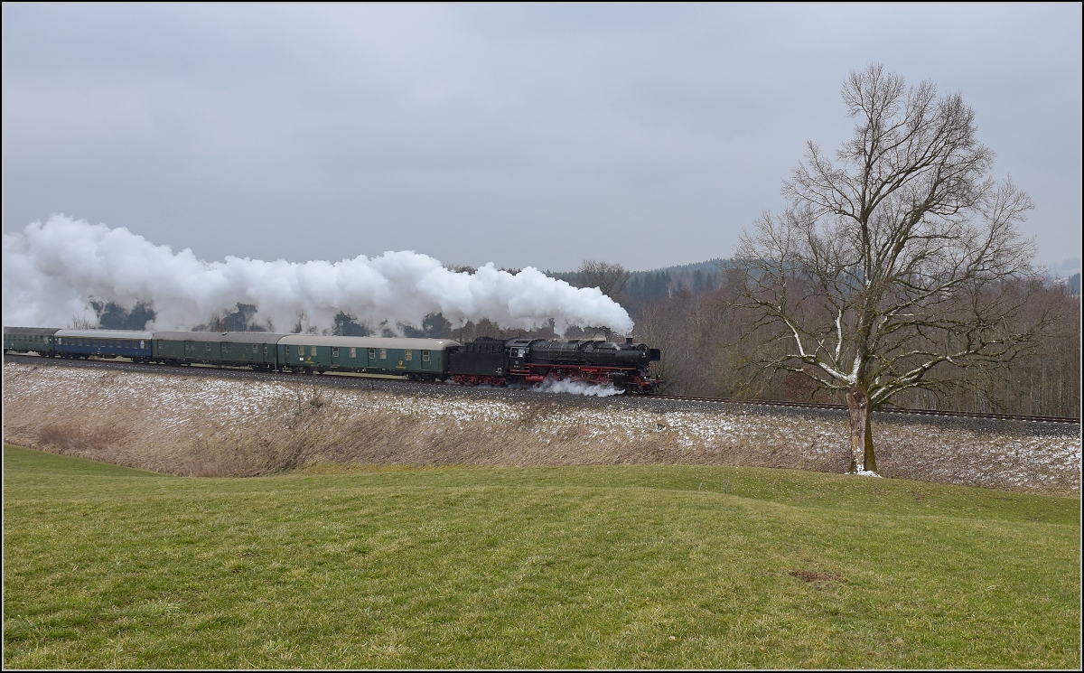 Mit Dampf zum Gotthard. 01 150 auf den letzten Steigungsmetern im Bereich der Gemeinde Kisslegg, bevor es zum Bahnhof Wolfegg wieder abwärts geht. März 2018