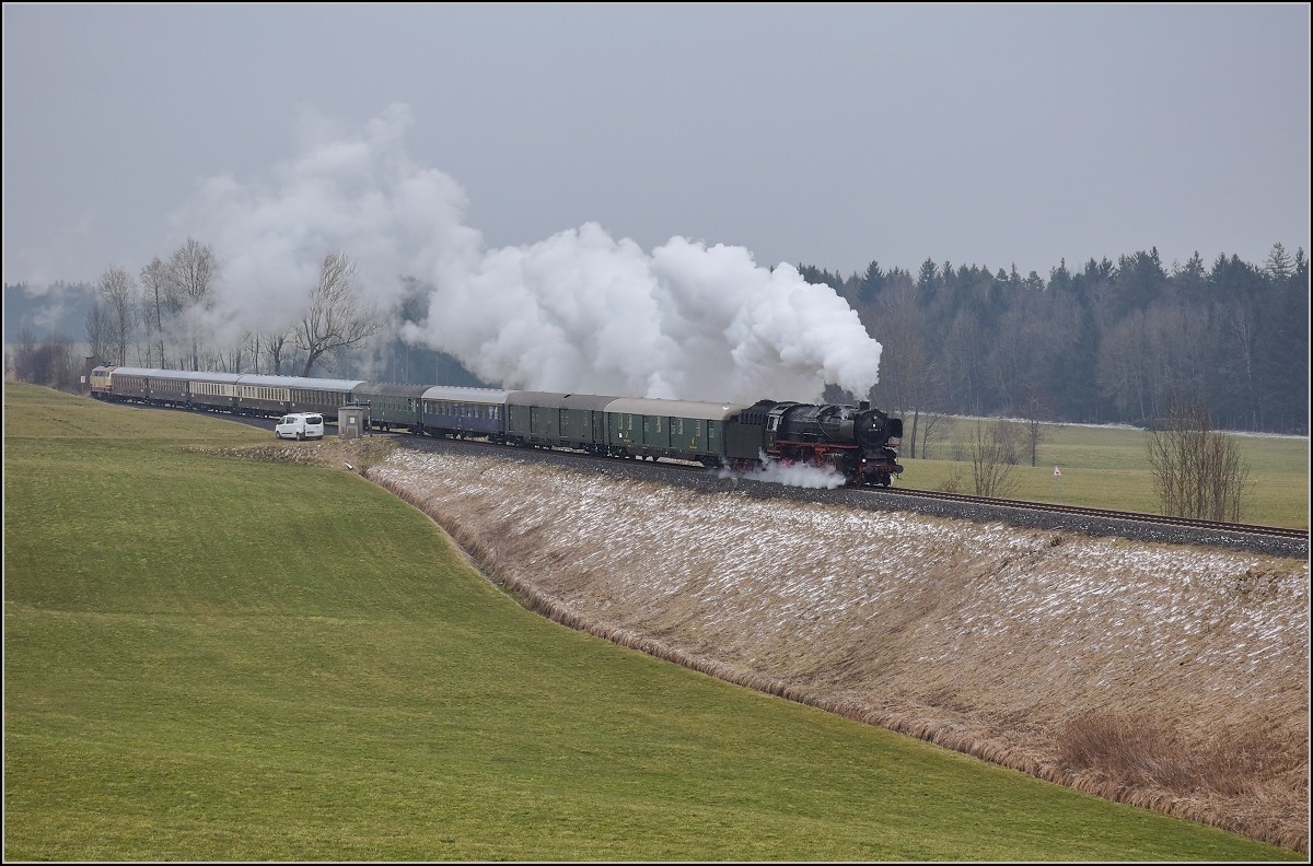 Mit Dampf zum Gotthard. 01 150 auf den letzten Steigungsmetern im Bereich der Gemeinde Kisslegg, bevor es zum Bahnhof Wolfegg wieder abwärts geht. März 2018