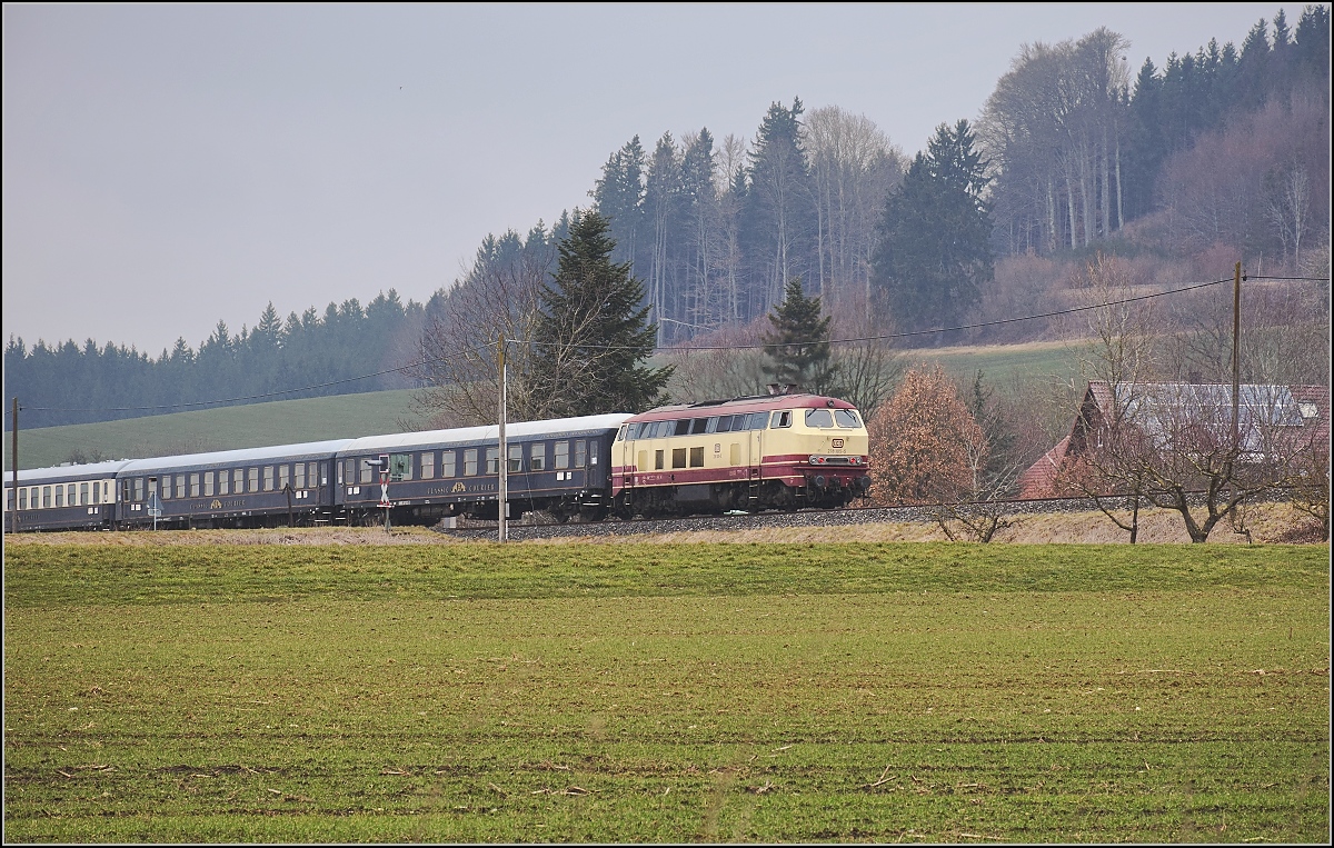 Mit Dampf zum Gotthard. Anfahrt in Roßberg mit Schiebelok 218 105-5. März 2018