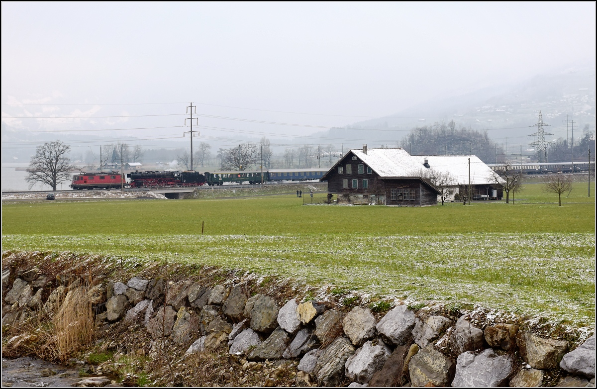 Mit Dampf zum Gotthard. Blindenhund Re 4/4 II 11325 voraus wird 01 202 mit ihrem Sonderzug zur Bergstrecke gebracht. Seewen, März 2018.