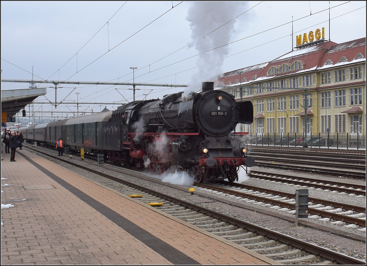 Mit Dampf zum Gotthard. Der Zug aus München wird in Singen zur Übernachtung abgestellt. Zuglok bis Singen war 01 150. März 2018.