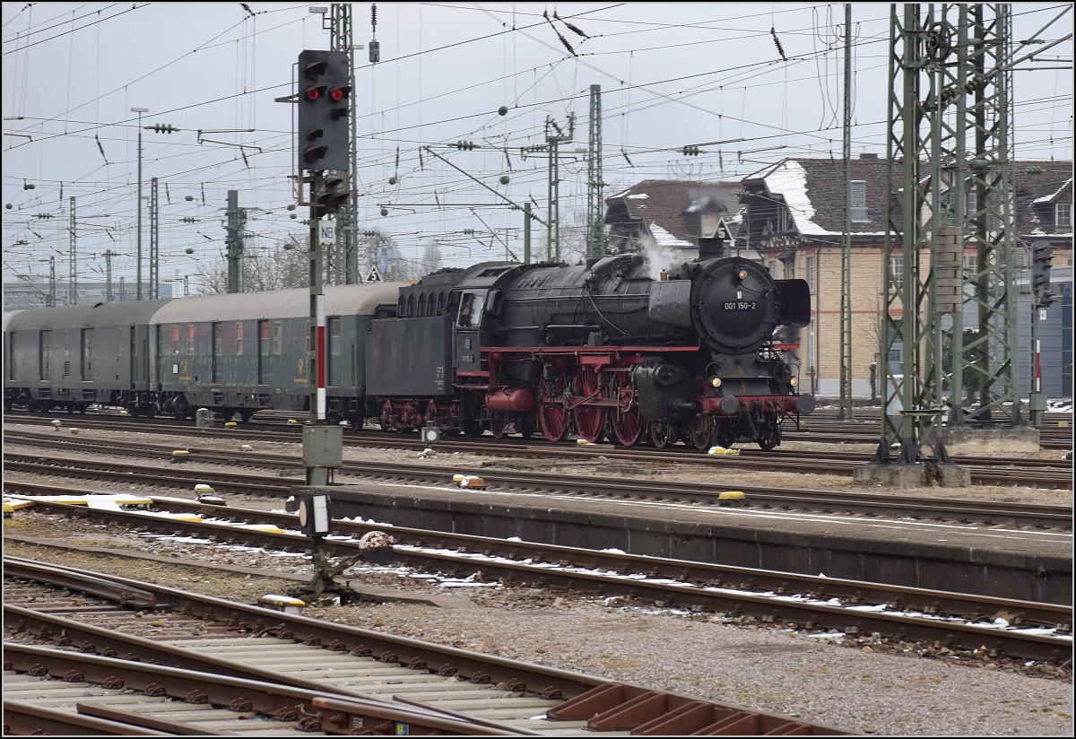 Mit Dampf zum Gotthard. Der Zug aus München trifft in Singen ein mit Zuglok 01 150. März 2018.
