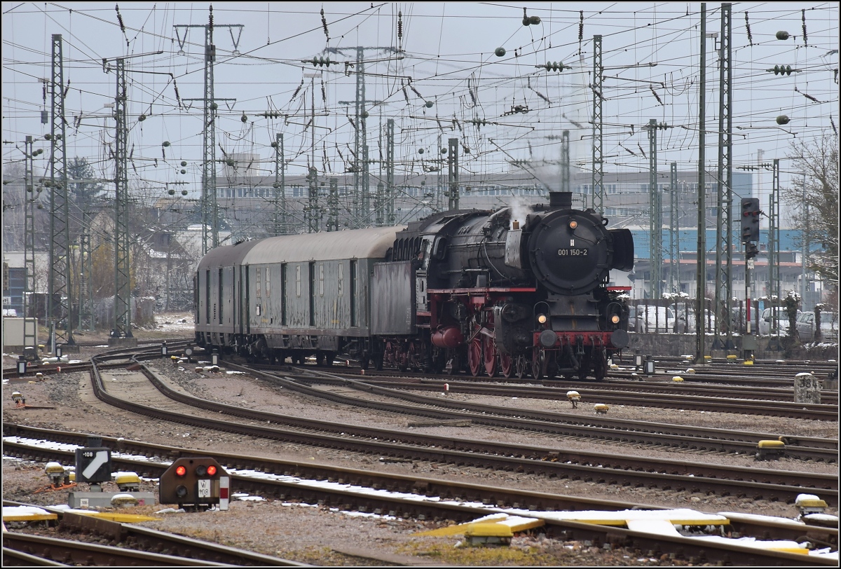 Mit Dampf zum Gotthard. Der Zug aus München trifft in Singen ein mit Zuglok 01 150. März 2018.
